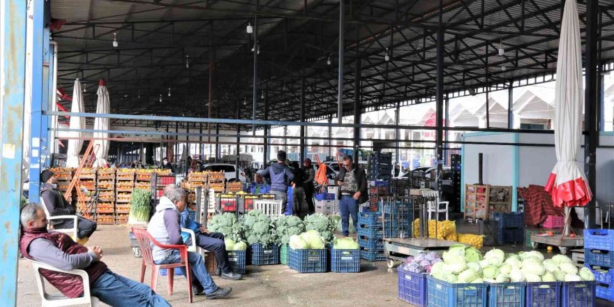 Rusya’nın Ukrayna operasyonu Antalya halinde fiyatları yüzde 50’ye yakın düşürdü