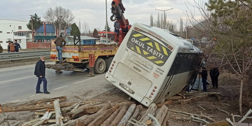 Servis minibüsünün altında kalan lise öğrencisi yaşamını yitirdi