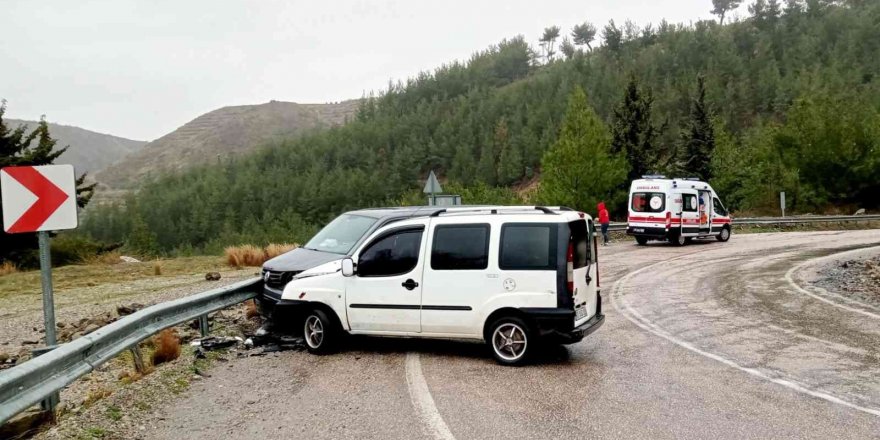 Osmaniye’de iki araç kafa kafaya çarpıştı: 2 yaralı