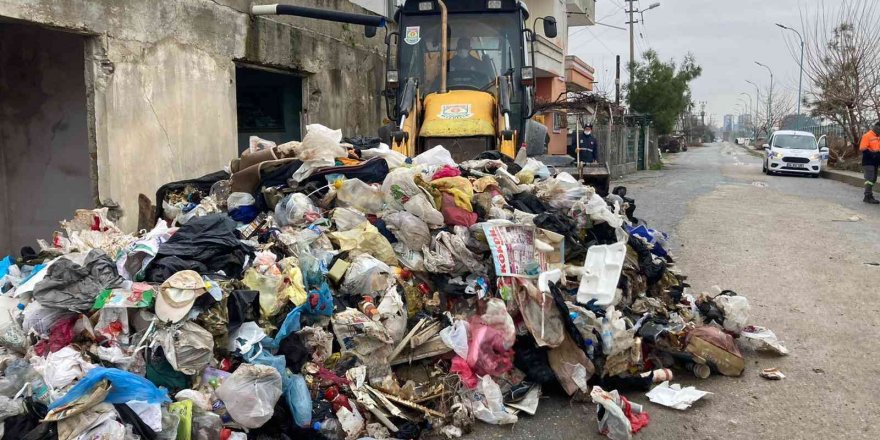 Tarsus’ta bir evden 3 kamyon çöp çıktı