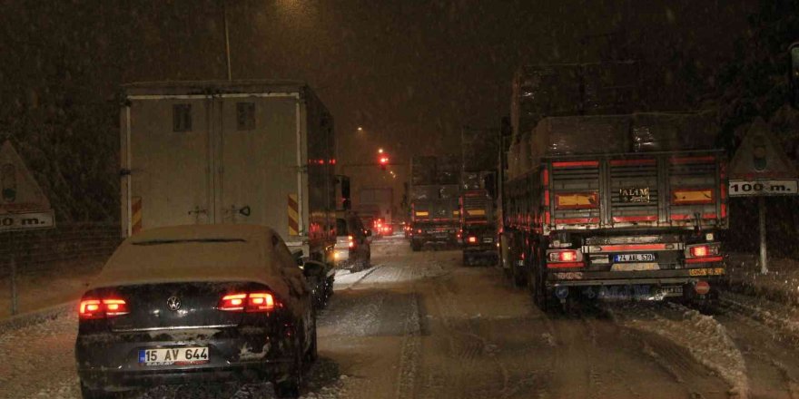 Burdur-Antalya ve Burdur-Isparta karayolu ulaşıma kapandı