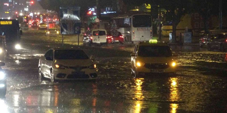 Antalya’da yollar nehre döndü, rögarlardan sular taştı, araçlar yollarda kaldı