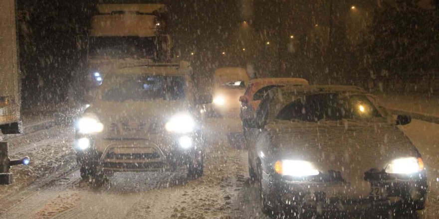 Burdur’da şehirlerarası yollar 3 saat sonra trafiğe açıldı