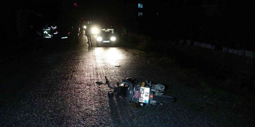 Motosiklet sürücüsü kask sayesinde hayata tutundu