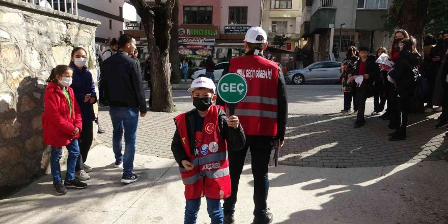 Çocuklara uygulamalı trafik eğitimi verdi