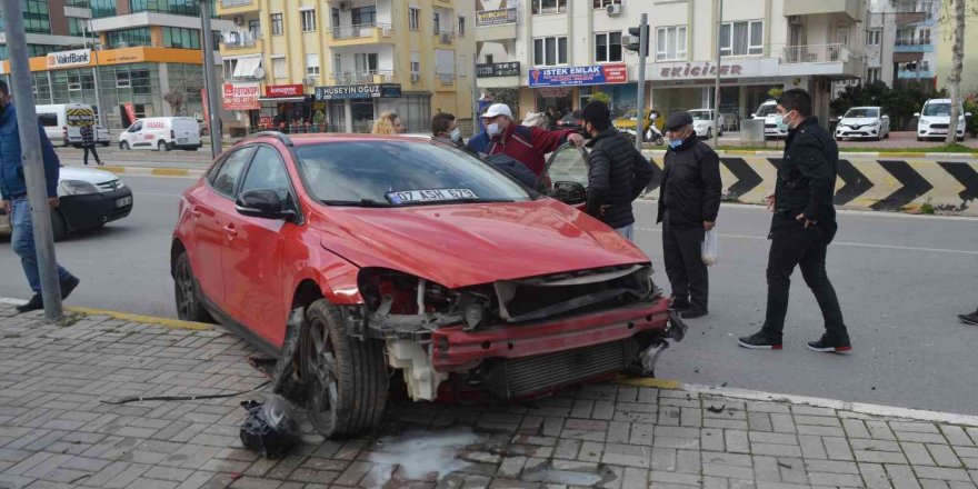 Otomobil ile otobüs çarpıştı, bisikletli sürücüler kazayı kılpayı atlattı