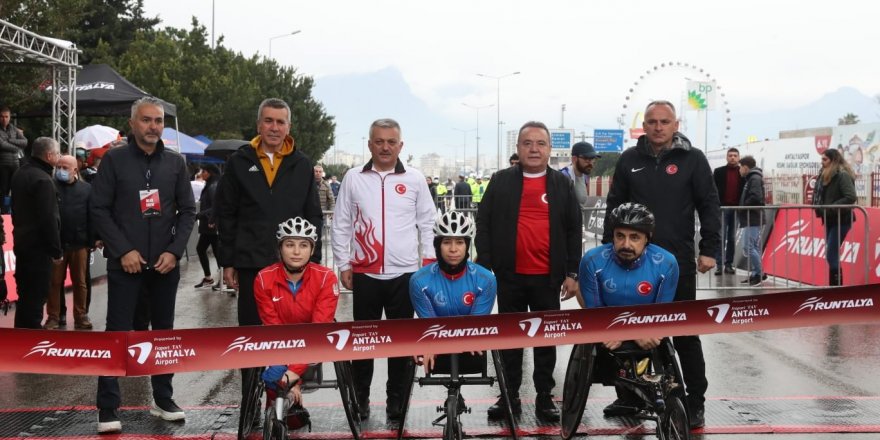 Başkan Böcek 17’nci Antalya Maratonu’na katıldı