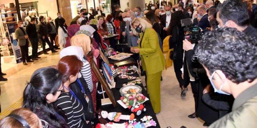 Kadınların ele emeği göz nuru ürünleri sergilendi