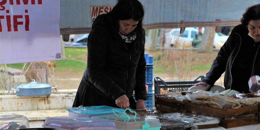 Kadınlar Kent Meydanında Hünerlerini Sergiledi