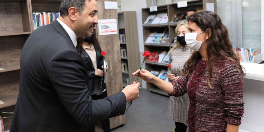 Alkü’de Kadın Personele Karanfil