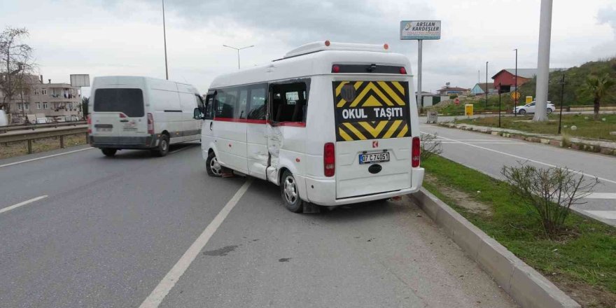 Mikser ile okul servisinin çarpışma anları güvenlik kamerasına yansıdı