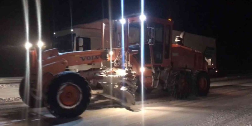 Antalya-Konya karayolu yoğun kar ve tipi nedeniyle tırların geçişine kapatıldı