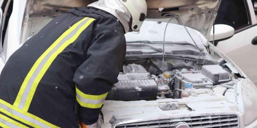 Isparta’da alev alan araç, itfaiye ekiplerinin müdahalesiyle söndürüldü