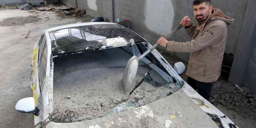 Şakanın dozunu kaçırıp 700 bin TL’lik otomobilin içine beton döktüler