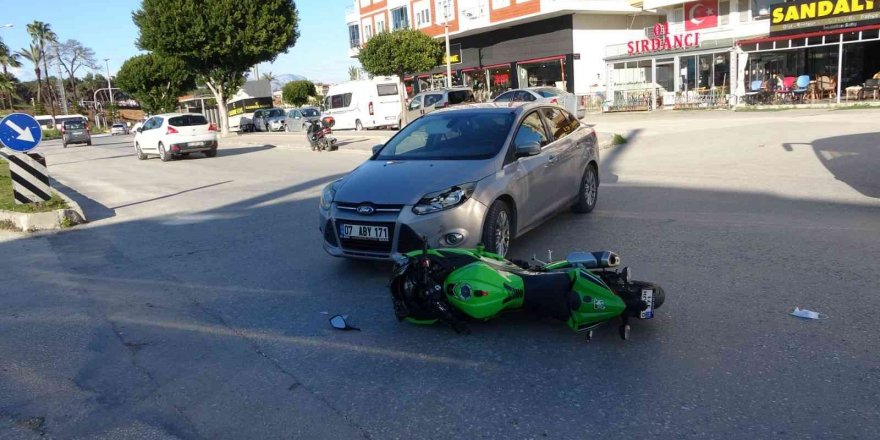 Motosiklet sürücüsü başındaki kask sayesinde hayatta kaldı