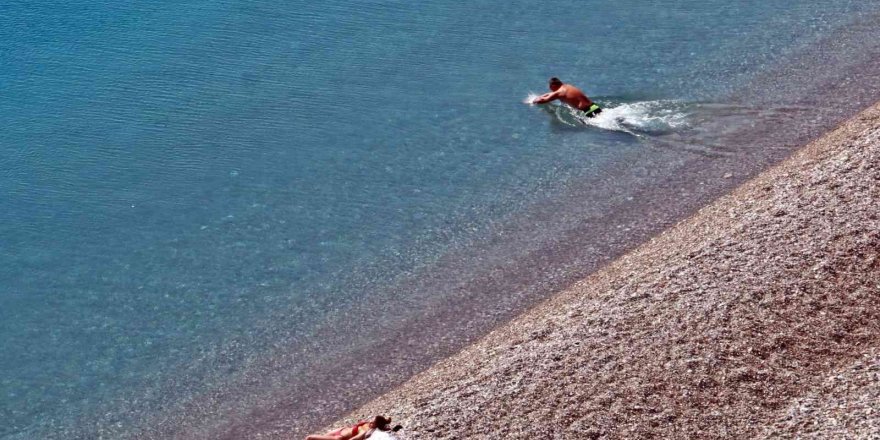 Antalya’da kar manzarası eşliğinde deniz ve güneş keyfi