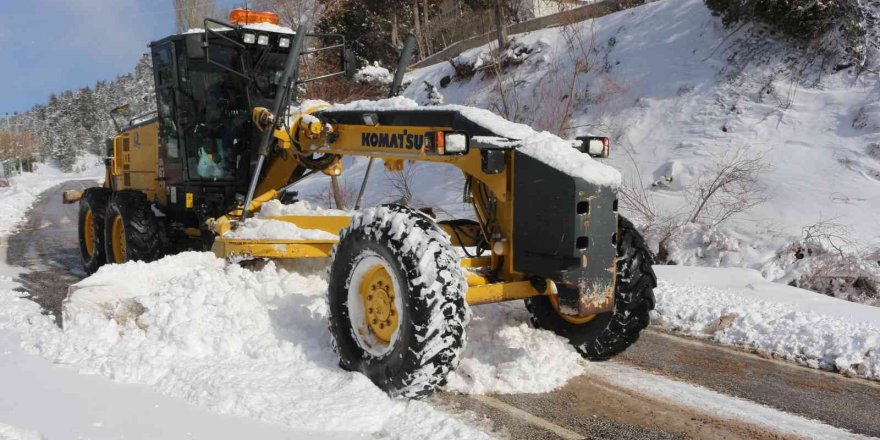 Antalya Büyükşehirden  Alanya, Gündoğmuş ve İbradı’da kar temizleme çalışması