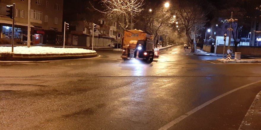 Kahramanmaraş’ta buzlanmaya karşı gece mesaisi