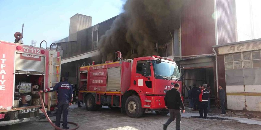 Hatay’da mobilya atölyesinde yangın paniği