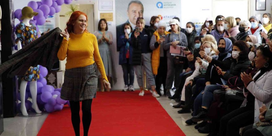 Kursiyerler, kendi diktikleri kıyafetlerin defilesini yaptı