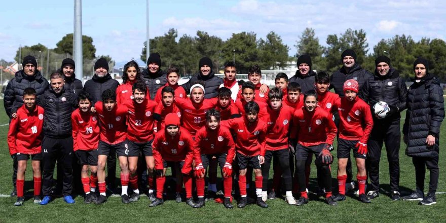 Antalyaspor U13 takımı Dubai yolcusu