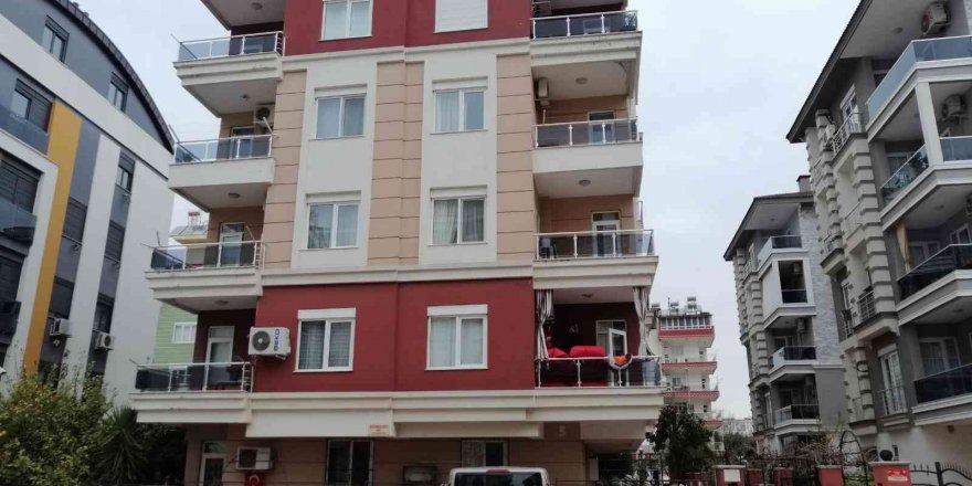 Günısıyı tamir ederken merdivenlerden beton zemine düşerek hayatını kaybetti