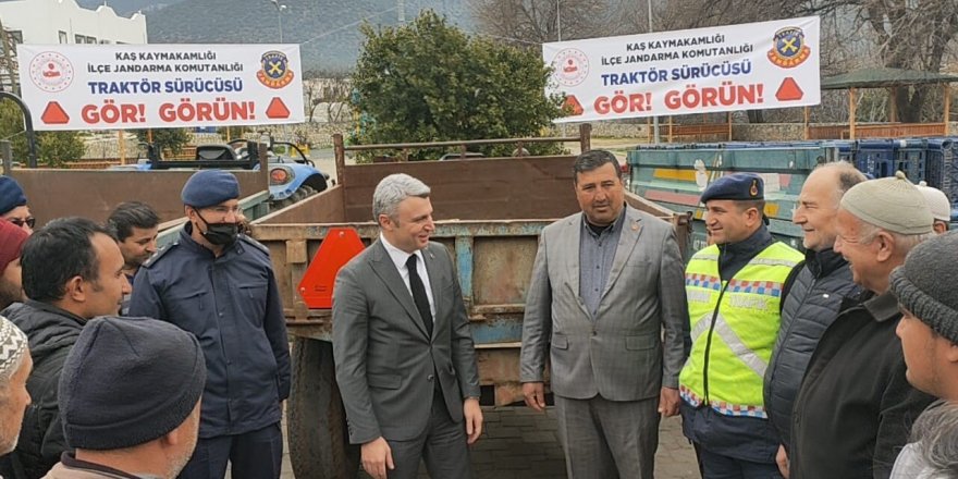 Kaş’ta 80 traktör sürücüsüne reflektör dağıtıldı