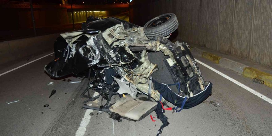 Antalya’da yön levhasına çarpan otomobil hurdaya döndü: 3 ölü