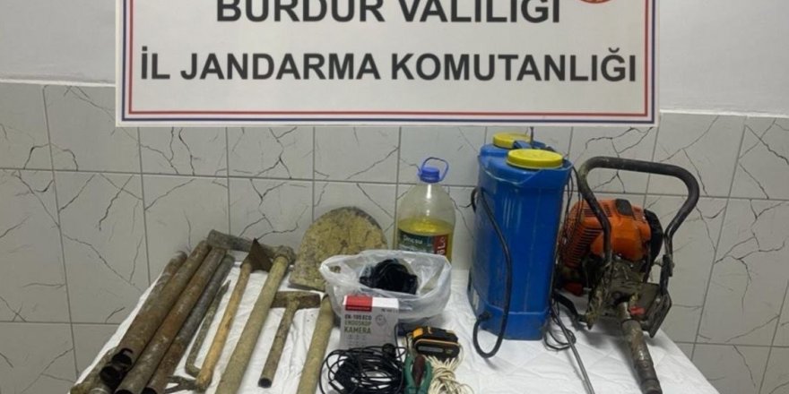 Burdur’da kaçak kazı yapan 4 kişi suçüstü yakalandı