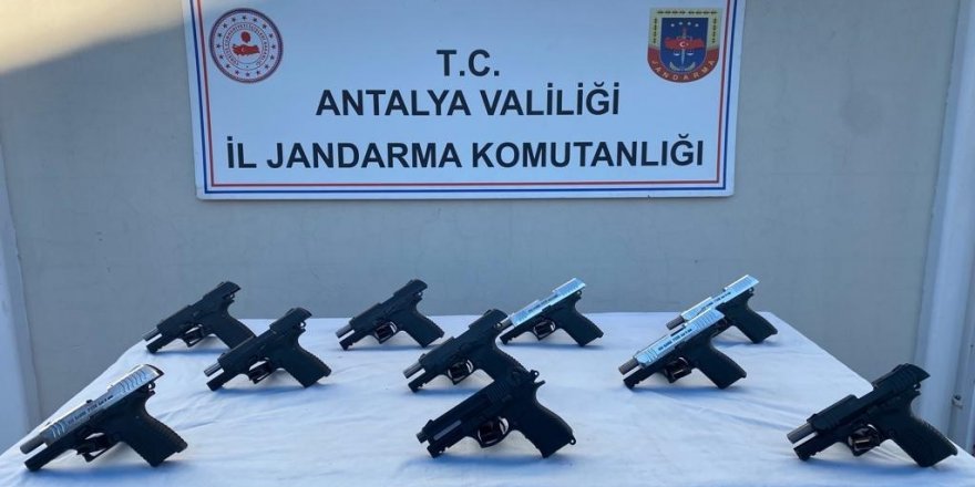 Silah kaçakçısı valizi çöpe atıp kaçarken yakalandı