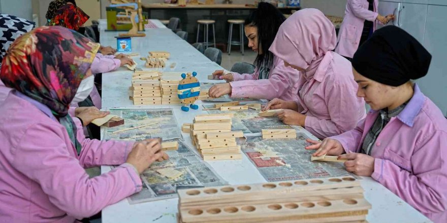 Ahşap hediyelik eşya atölyesinde yeni dönem başladı