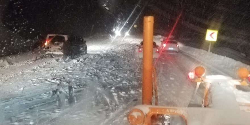 Antalya-Konya karayolu yoğun kar, tipi ve buzlanma nedeniyle tırların geçişine kapatıldı