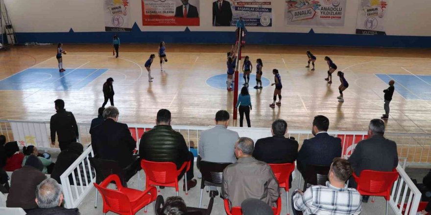 “Anadolu Yıldızlar Ligi Voleybol Grup Müsabakaları” Silifke’de başladı