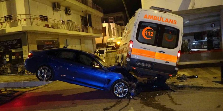 Hasta ihbarına giden ambulans otomobille çarpıştı: 5 yaralı