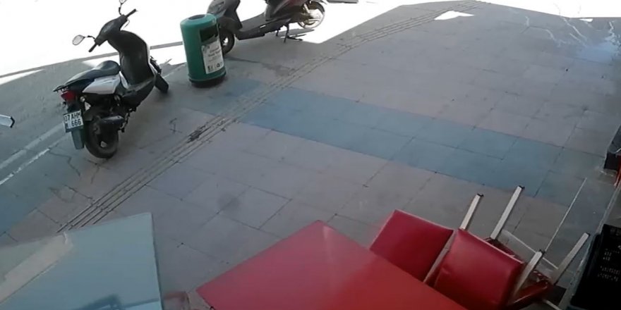 Fırtınada savrulan çiğ köfte tezgahının masaya ve motosiklete çarpma anı kamerada