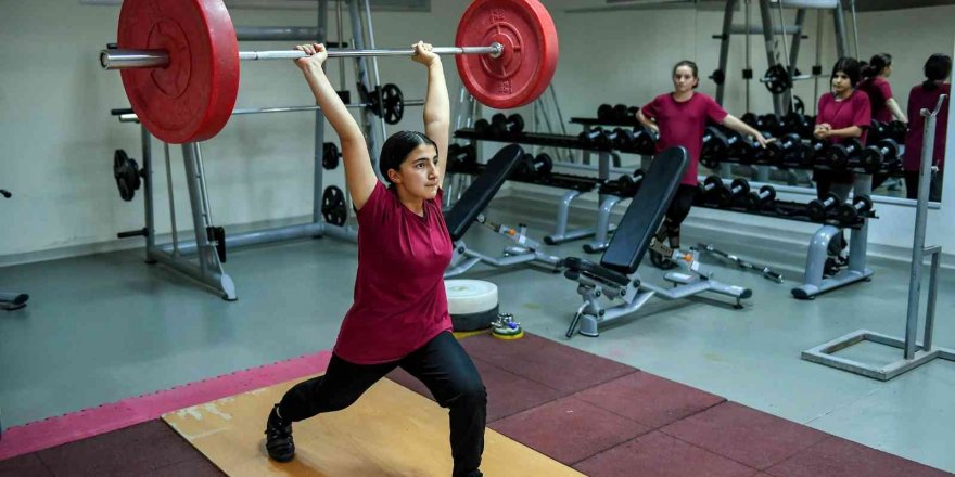 Mersin’de kız öğrenciler halter branşında ilerliyor