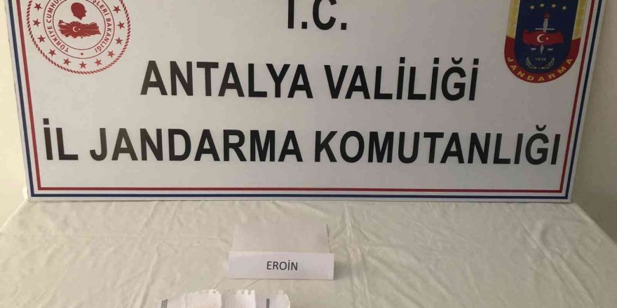 Barın deposundan sandalye çalarken suçüstü yakalandılar