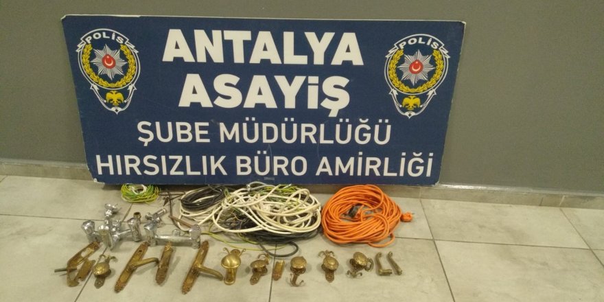 Antalya’da yabancı uyruklu hırsızlık şüphelisi tutuklandı