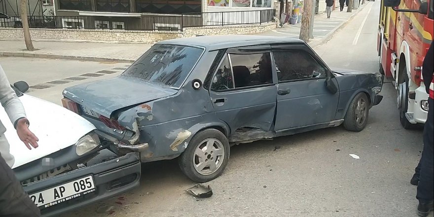 Isparta’da otomobil itfaiye aracıyla çarpıştı