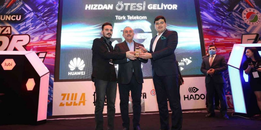 Bakan Çavuşoğlu, E-SPORFEST’in konuğu oldu