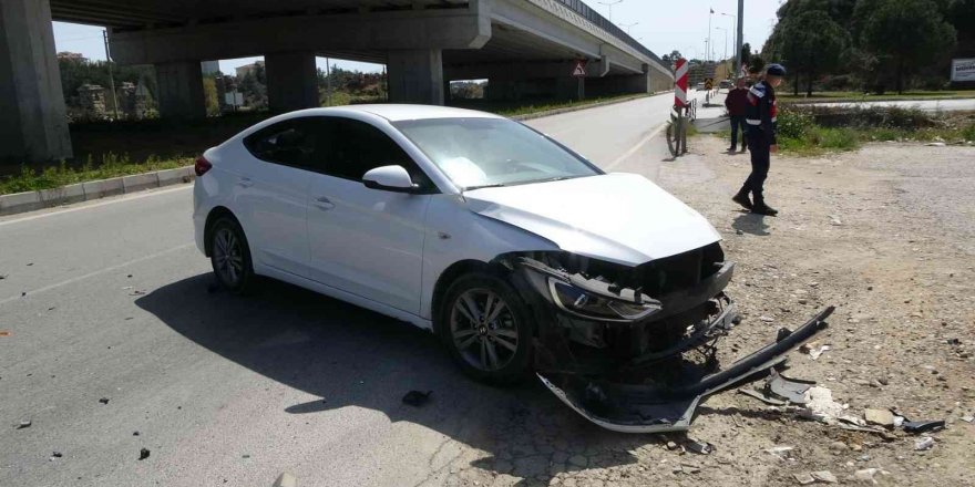 Kaza yaptığı otomobilden kendini dışarı zor attı