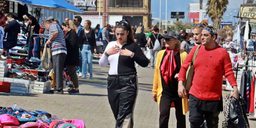 Nevruz Bayramı’nda Antalya’ya akın eden İranlılar, soluğu beş yıldızlı sokak pazarında alıyor