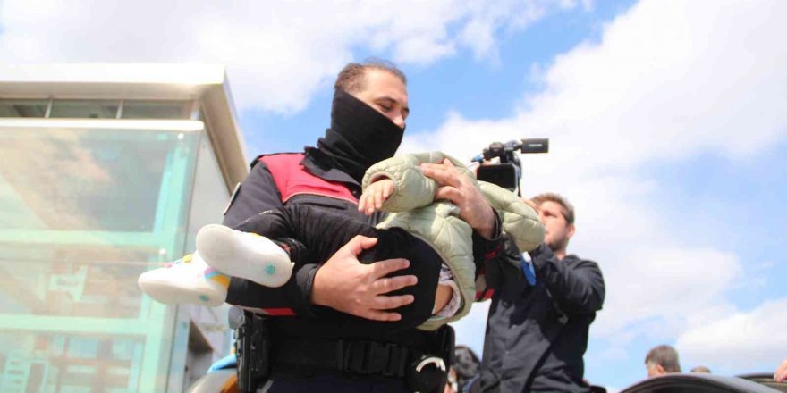 Yabancı uyruklu kadın üst geçitte, polis ve sağlıkçılara ecel terleri döktürdü