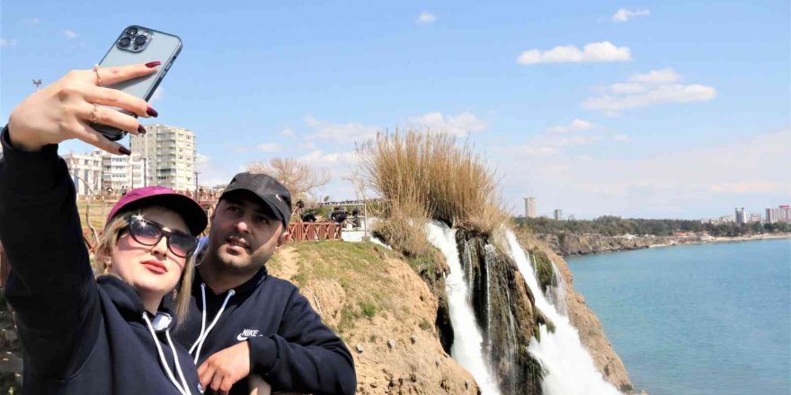 Antalya’nın ünlü Düden Kıyı Şelalesi’nde nevruz yoğunluğu