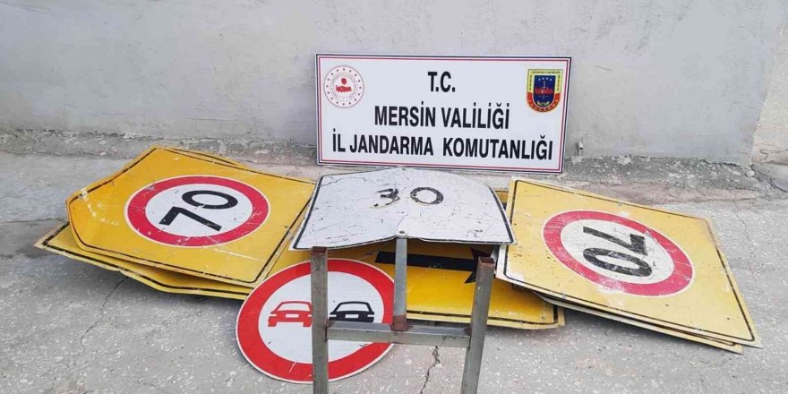 Mersin’de trafik uyarı levhalarını çalan şüpheli gözaltına alındı