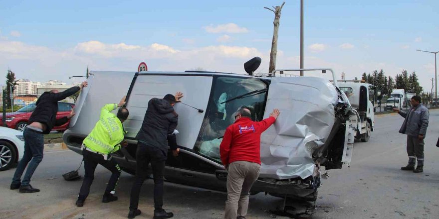 Kontrolden çıkan kamyonet önce bariyerlere çarptı, sonra yan yattı