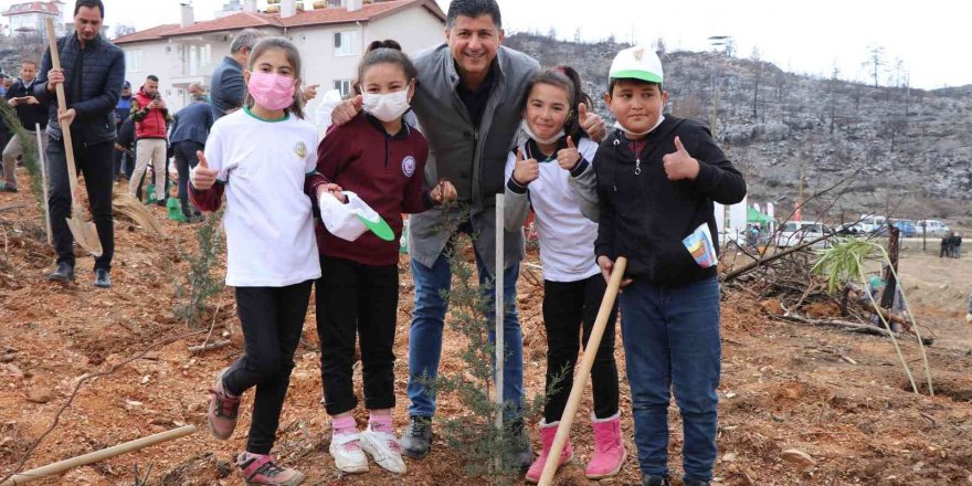 Güzelbağ yangın bölgesinde 3 bin 800 fidan toprakla buluştu