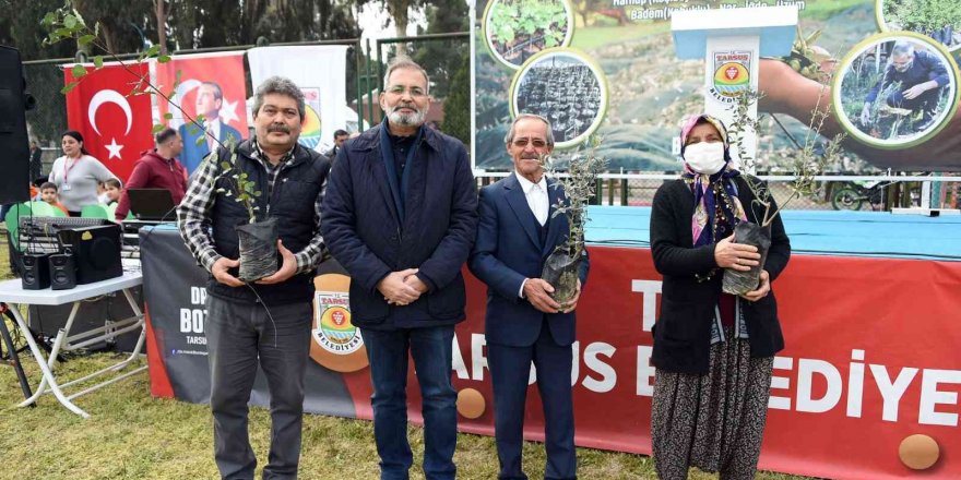 Tarsus Belediyesi, Bahar Şenliği’nde binlerce fidan dağıttı