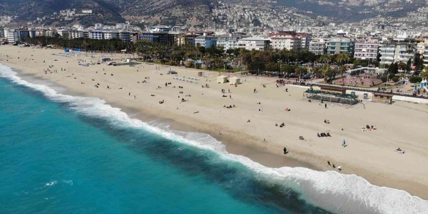 Alanya’da güneşli havayı fırsat bilenler plaja akın etti