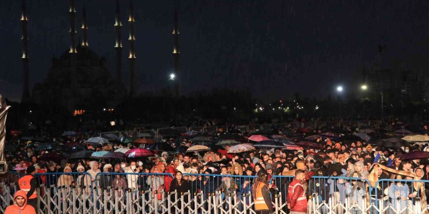 Adanalıları yağmur bile durduramadı